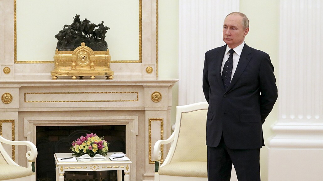 Ruský prezident Vladimir Putin stojí a eká na bloruského prezidenta Alexandra...