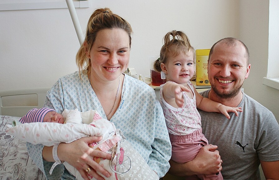 astná ukrajinská rodina opt pohromad, navíc s novorozenou holikou Alinou.