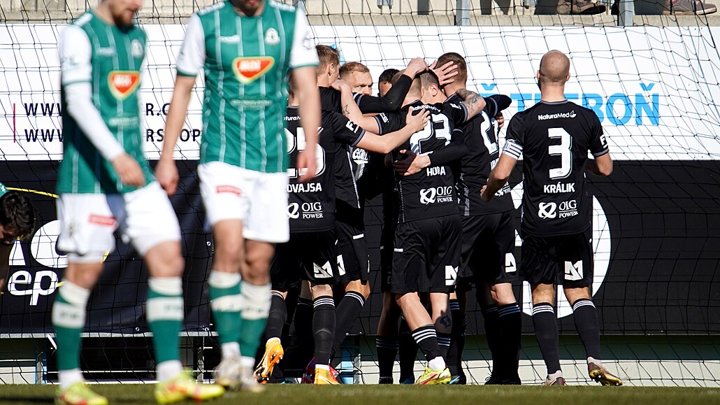 �eskobud�jovi�tí fotbalisté se radují z první branky do sít� Jablonce.
