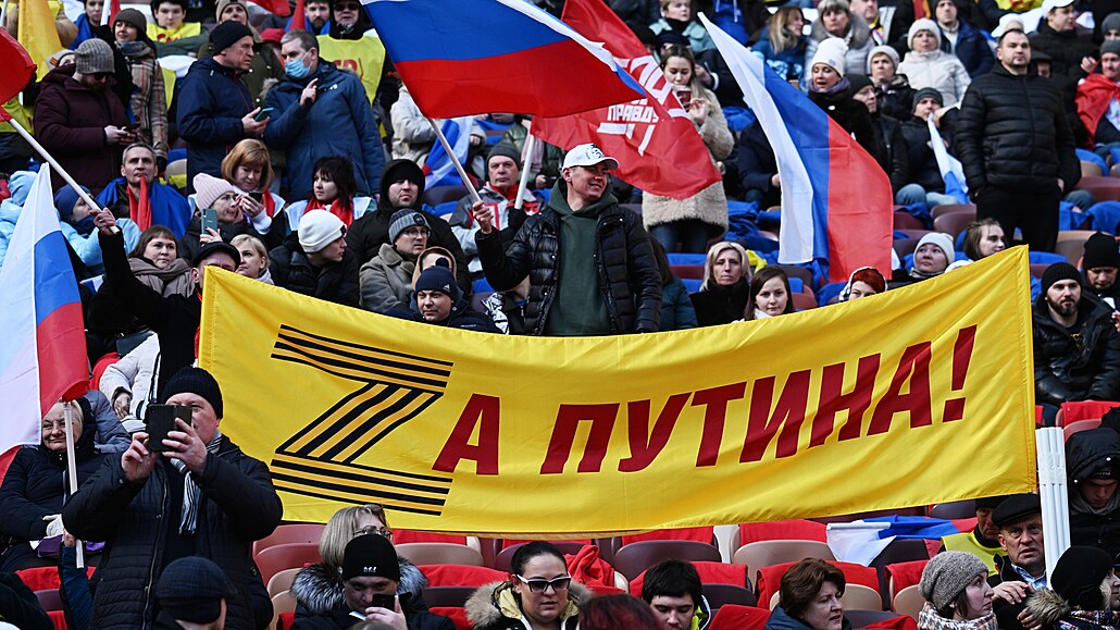 Rusové slaví výročí anexe Krymu. Snímek pochází z Moskvy. (18. března 2022)