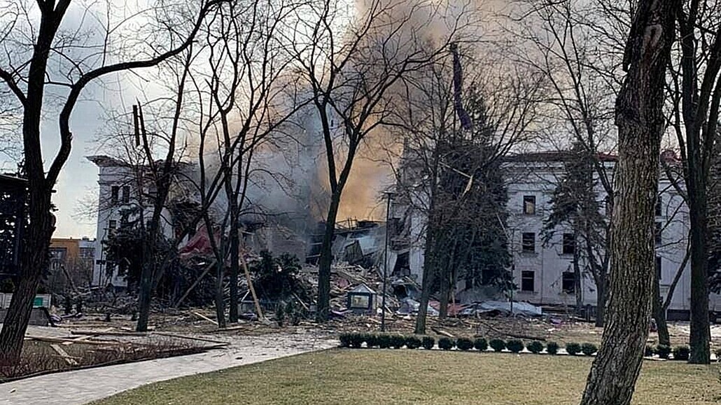 Ruská armáda bombardovala divadlo v Mariupolu.