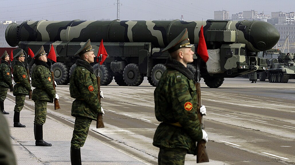 Ruská mezikontinentální balistická stela Topol-M na pehlídce ke Dni vítzství...