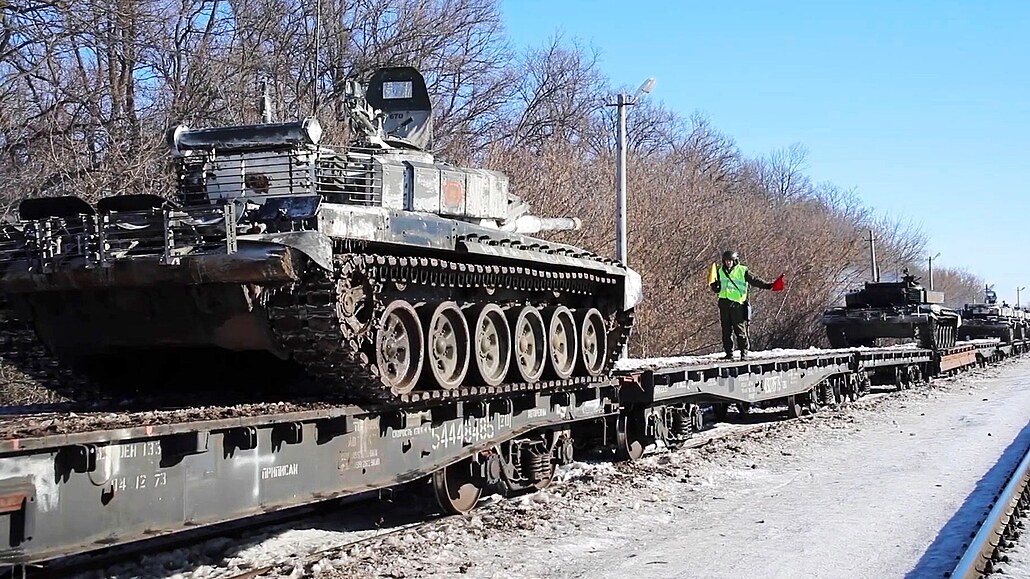 Rusové nakládají tanky a vojenské vybavení na elezniní nástupit po skonení...