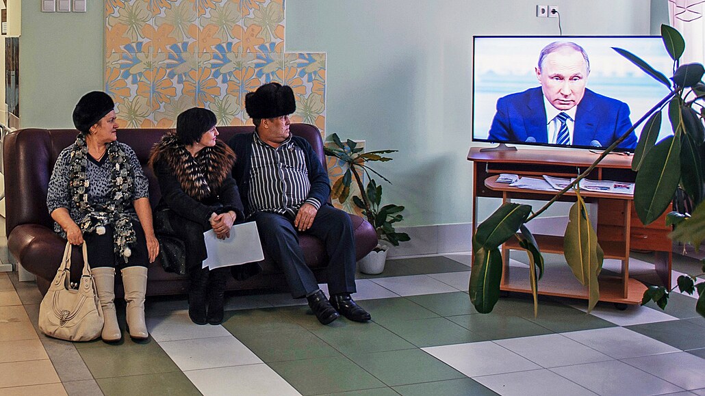 Lidé v ruském Omsku sledují pímý penos tiskové konference s Vladimirem...