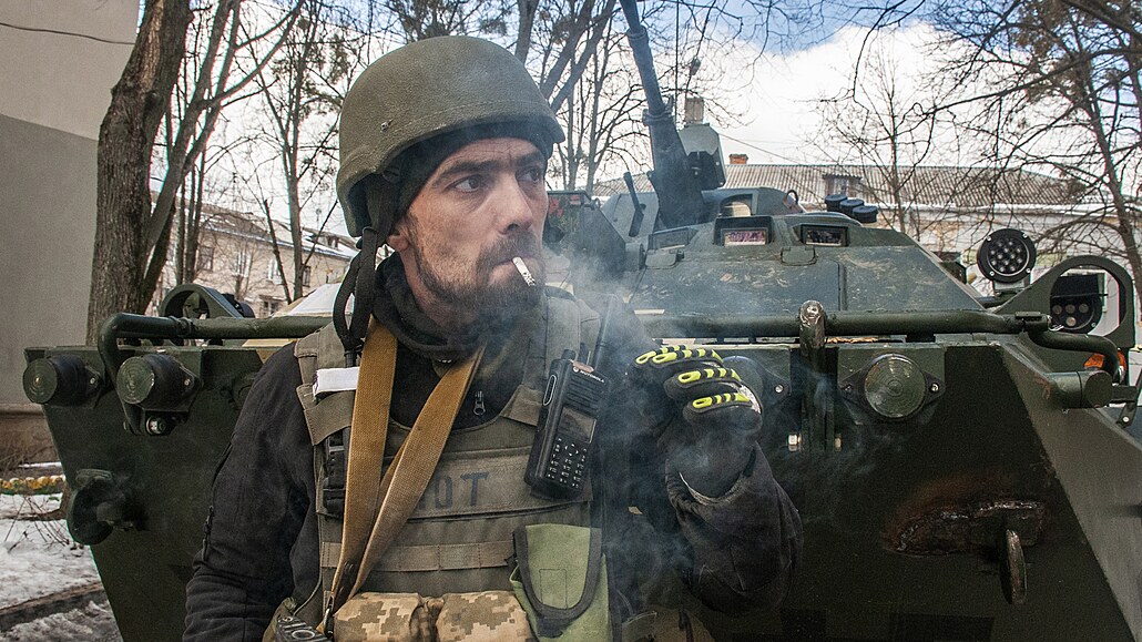 Dobrovolník ukrajinských sil teritoriální obrany v Charkov na Ukrajin (16....