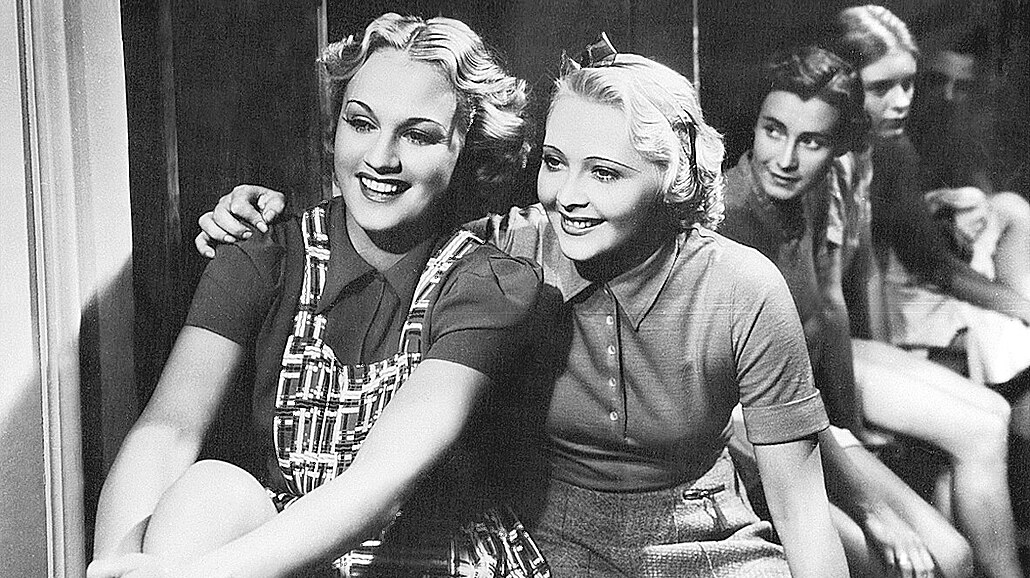 S ADINOU MANDLOVOU (vlevo) v komedii Kvona (1937), kterou reíroval Hugo...