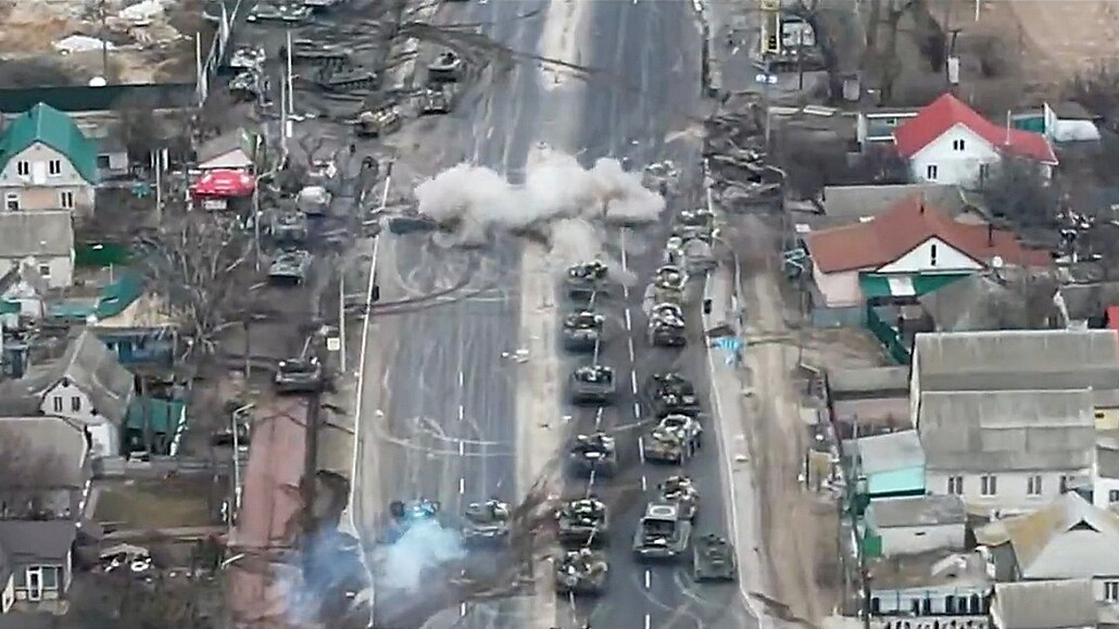 Dron zaznamenal ukrajinský útok na ruský tankový konvoj. (10. bezna 2022)