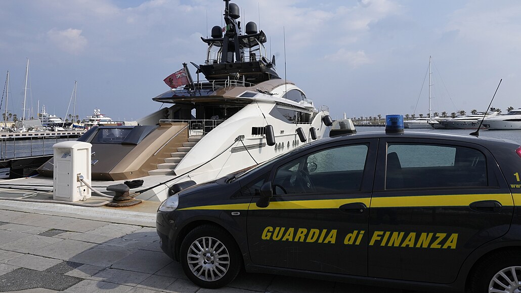 Italská finanní policie parkuje ped jachtou Lady M ruského oligarchy a...