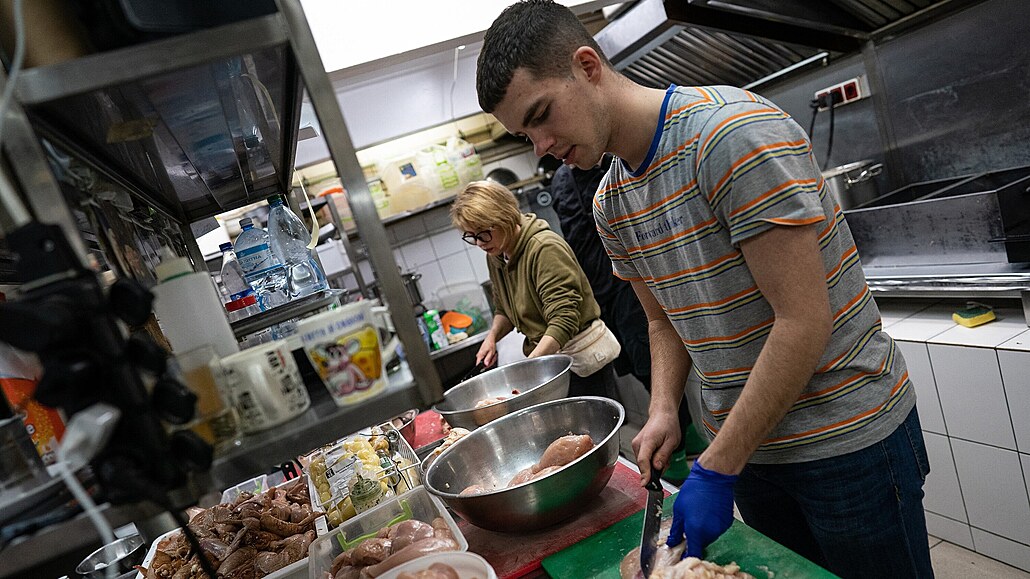Civilisté v restauraci v centru Kyjeva vaí jídlo, které potom rozdávají...