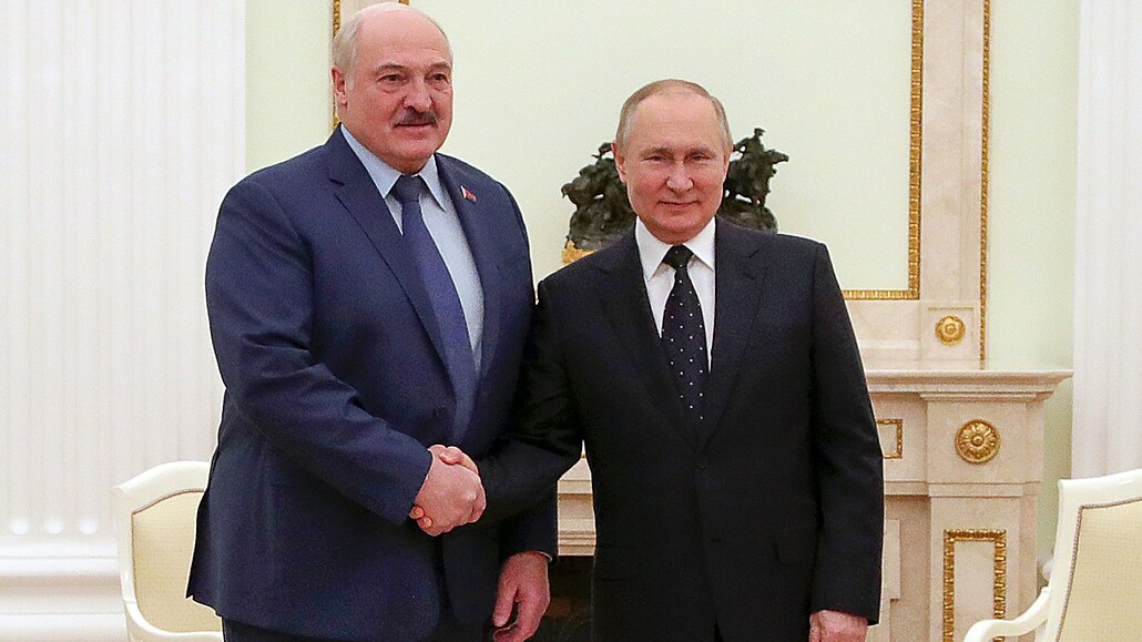 Běloruský prezident Alexandr Lukašenko se v Moskvě sešel se svým ruským...