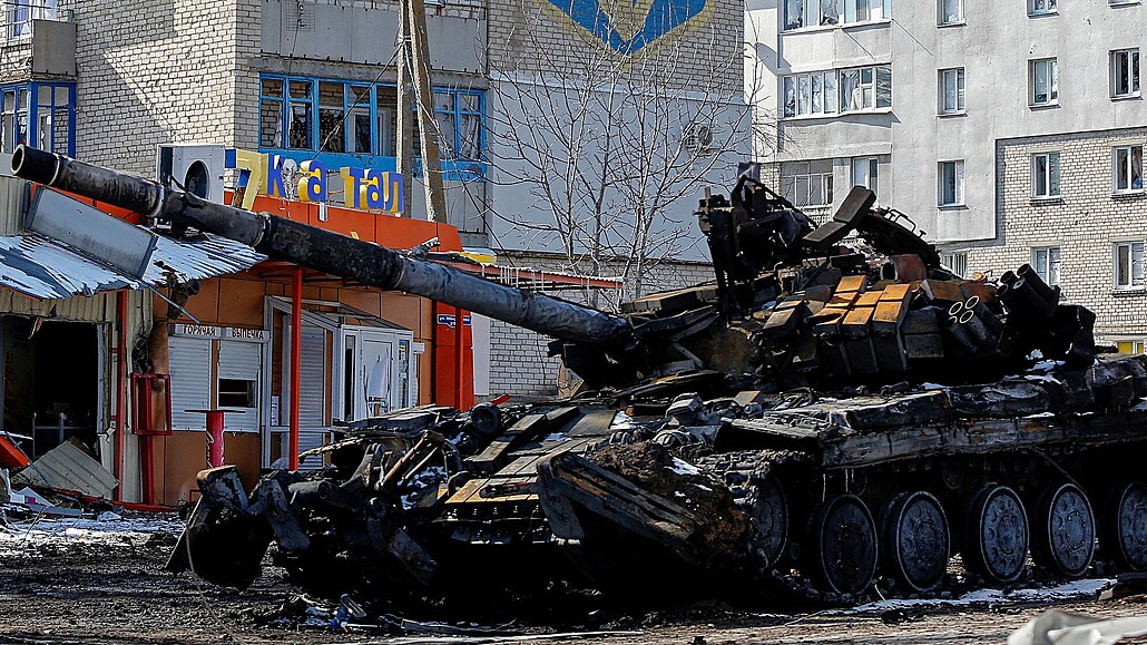 Zniený tank na východ Ukrajiny (12. bezna 2022)