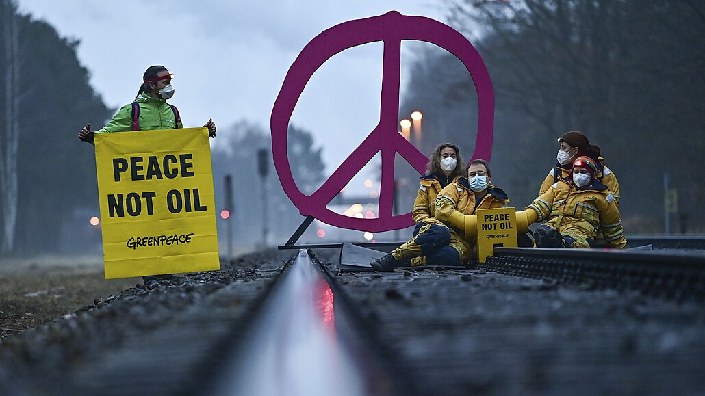 Nmetí aktivisté Greenpeace protestují proti dovozu paliv z Ruska. (15. bezna...