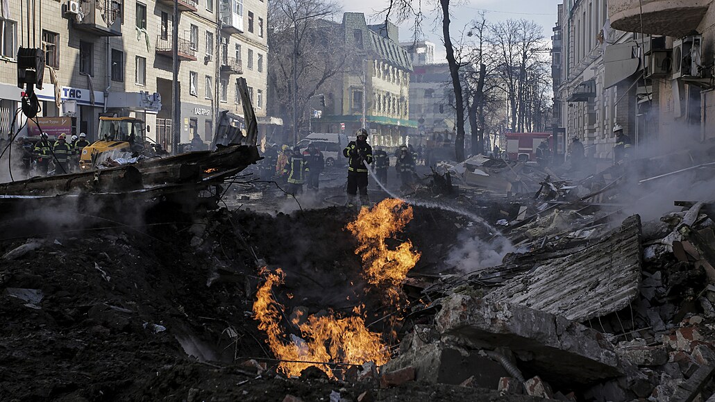 Haení ohn po výbuchu rakety v Charkov (14. bezna 2022)
