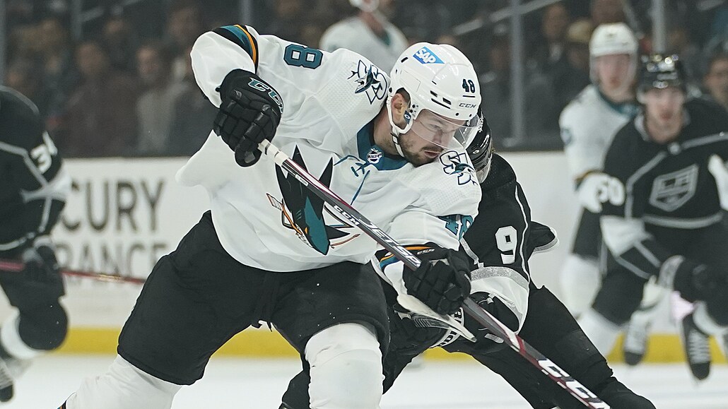 Tomá Hertl ze San Jose stílí na bránu Los Angeles, tlaí na nj Adrian Kempe.