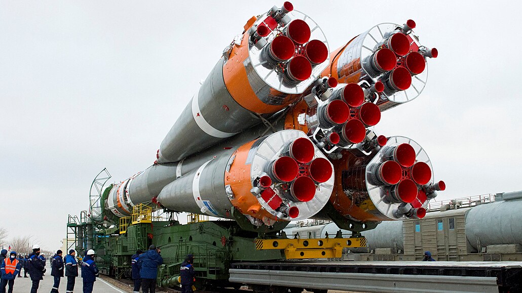 Cesta rakety Sojuz 2.1a ke startovací ramp ped letem k ISS, který byl...