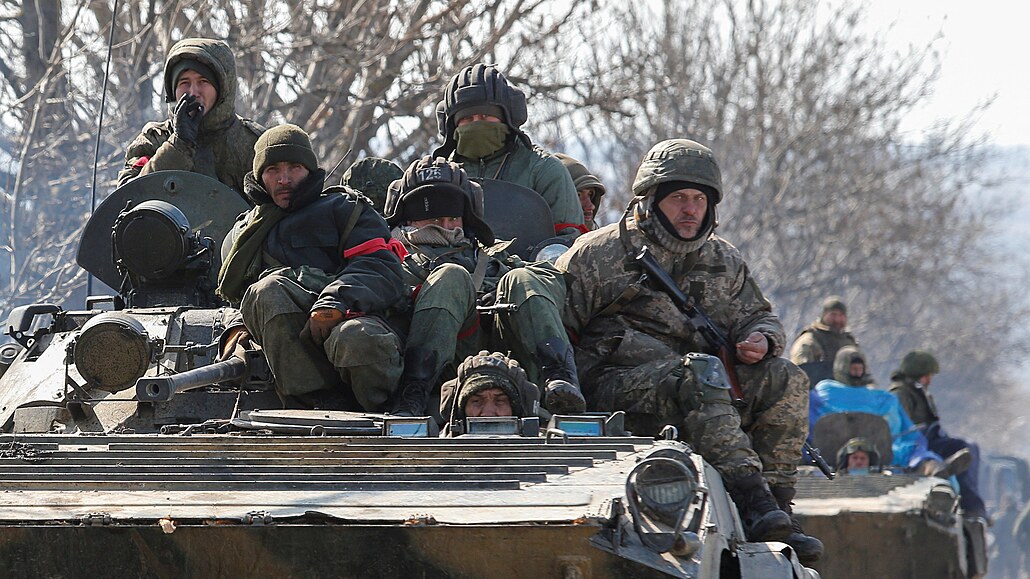 Vojáci obrnného konvoje proruských jednotek u separatisty ovládaného msta...
