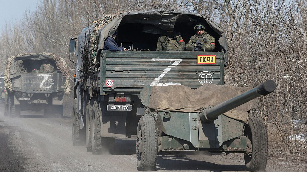 Konvoj proruských vojáků u města Volnovacha v Doněcké oblasti na Ukrajině,...