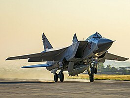 Letoun MiG-31 ruské armády se stelami Kinal na snímku z letecké základny v...