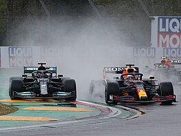 Max Verstappen z Red Bullu (vpravo) jede ped Lewisem Hamiltonem z Mercedesu.