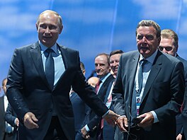 N�mecký exkanclé� Gerhard Schröder a ruský prezident Vladimir Putin na...