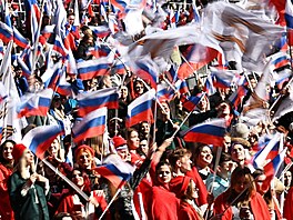 Rusové slaví výroí anexe Krymu. Snímek pochází z Moskvy. (18. bezna 2022)