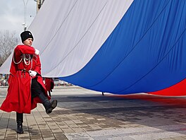 Rusové slaví výroí anexe Krymu. Snímek pochází z Krasnodaru. (18. bezna 2022)