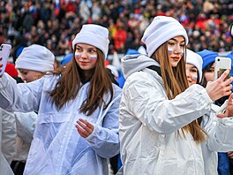 Rusové slaví výroí anexe Krymu. Snímek pochází z Moskvy. (18. bezna 2022)