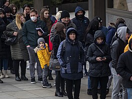 Lidé �ekají v dlouhé front� p�ed pra�ským st�ediskem pro ukrajinské uprchlíky v...