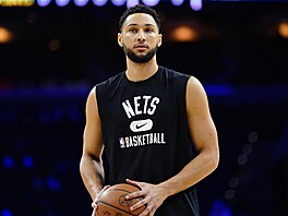 Ben Simmons z Brooklyn Nets se rozcviuje na palubovce Philadelphia 76ers.