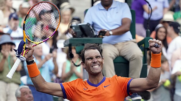 Rafael Nadal oslavuje postup do semifinle v Indian Wells.