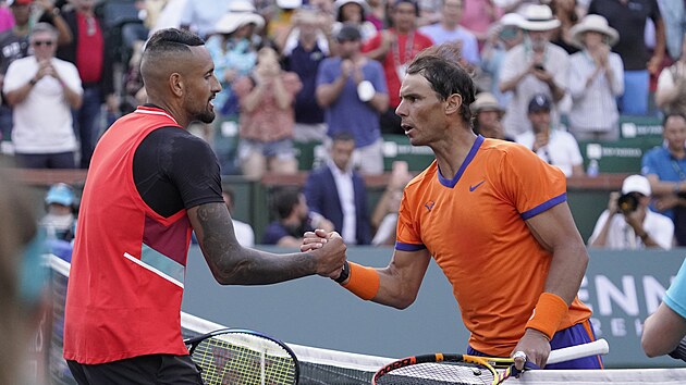 Nick Kyrgios (vlevo) a Rafael Nadal po tvrtfinlovm souboji v Indian Wells.