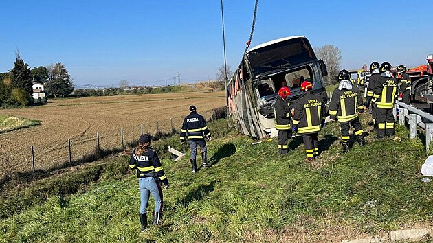 V Itlii na dlnici havaroval autobus zhruba s padesti Ukrajinci. (13. bezna...