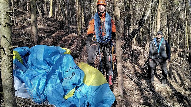 V korunch strom na Perovsku uvzl paraglidista, zachrnili ho hasii. (12. bezna 2022)