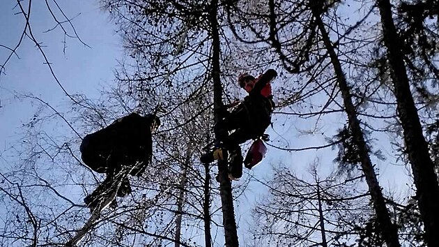 V korunch strom na Perovsku uvzl paraglidista, zachrnili ho hasii. (12. bezna 2022)