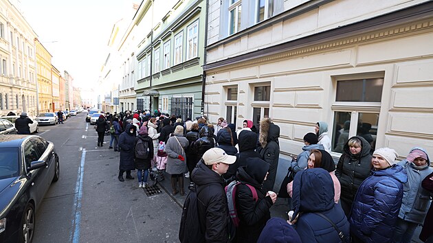 Stovky lid ve front u budovy adu prce v Rohov ulici v Praze 3. (10. bezna 2022)