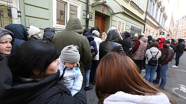 Stovky lid ve front u budovy adu prce v Rohov ulici v Praze 3. (10. bezna 2022)