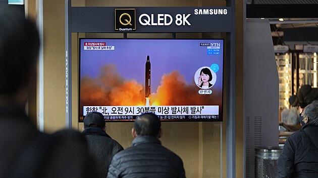 Lid v jihokorejskm Soulu sleduj na televizn obrazovce raketu odplenou KLDR. (16. bezna 2022)