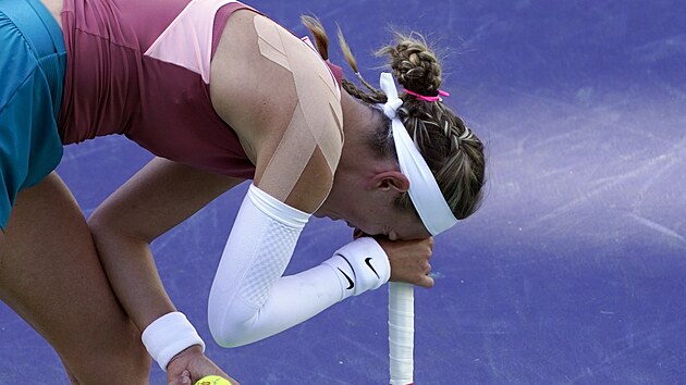 Blorusk tenistka Victoria Azarenkov se v zpase na turnaji v Indian Wells proti Jelen Rybakinov na kurtu rozbreela. (14. bezna 2022)
