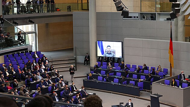 Poslanci nmeckho parlamentu poslouchaj projev ukrajinskho prezidenta Volodymyra Zelenskho. (17. bezna 2022)