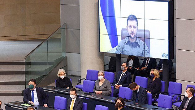 Poslanci německého parlamentu poslouchají projev ukrajinského prezidenta Volodymyra Zelenského. (17. března 2022)