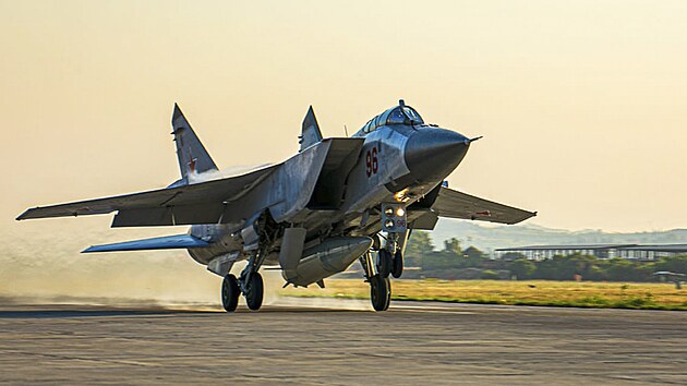 Letoun MiG-31 rusk� arm�dy se st�elami Kin�al na sn�mku z leteck� z�kladny v S�rii v �ervnu 2021