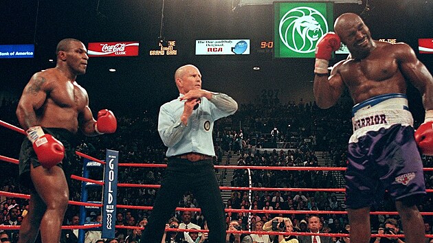 Boxeři Mike Tyson (vlevo) a Evander Holyfield v zápase, v němž 28. června 1997 ukousl Tyson svému soupeři kus ucha.