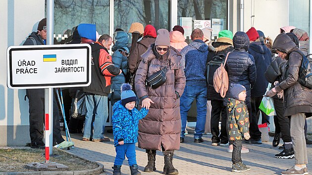 Fronta ukrajinskch uprchlk u karlovarskho adu prce ped jeho otevenm, v posledn dnech je zde podobn situace kad rno. (10. bezna 2022)