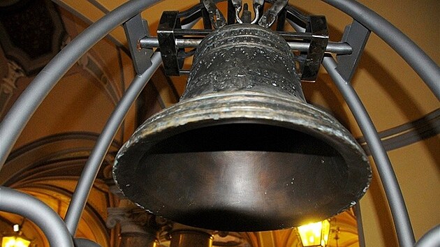 Bronzová replika Ohňového zvonu, který zloději připravili o srdce.