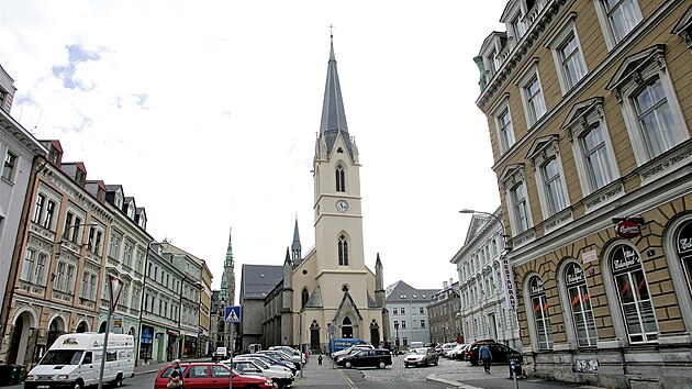 Liberecký kostel svatého Antonína už nebudou obklopovat zaparkovaná auta.