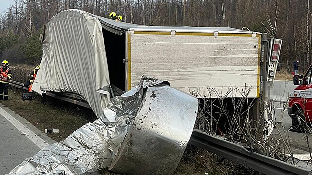 Na dlnici D35 u Velkho jezdu hasii vyprouj havarovan kamion. Doprava ve smru na Olomouc byla zastavena. (17. bezna 2022)