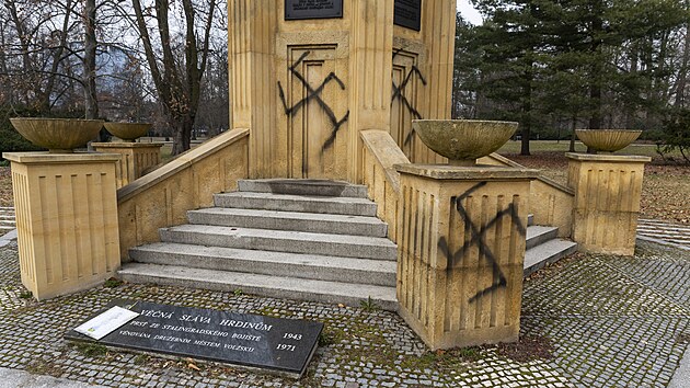 N�kolik �ern�ch h�kov�ch k��� n�kdo nasprejoval na pam�tn�k osvobozen� Rudou arm�dou na okraji parku nedaleko centra Olomouce.