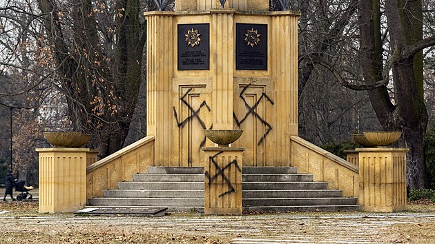 Několik černých hákových křížů někdo nasprejoval na památník osvobození Rudou armádou na okraji parku nedaleko centra Olomouce.