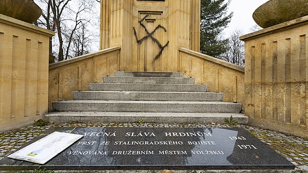 Několik černých hákových křížů někdo nasprejoval na památník osvobození Rudou armádou na okraji parku nedaleko centra Olomouce.