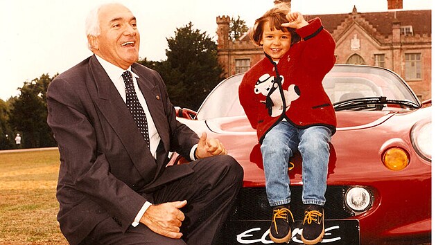 Se svým dědečkem, tehdejším majitelem Lotusu Romanem Artiolim, který v době zrodu roadsteru Elise vlastnil britskou automobilku Lotus.